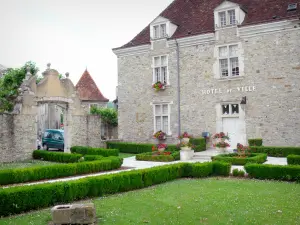 Sauveterre-de-Béarn - Fassade des Rathauses von Sauveterre-de-Béarn und ihr blühender Blumengarten