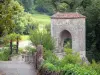 Sauveterre-de-Béarn - Porta fortificata colmare la leggenda in un verde