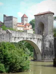 Sauveterre-de-Béarn - Befestigtes Tor und Brückenbogen der Brücke Légende über dem Gebirgsbach Oloron, Turm Monréal und Kirchturm der Kirche Saint-André im Hintergrund