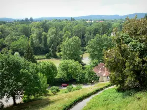 Sauveterre-de-Béarn - Sicht auf den Sturzbach Oloron mit grüner Umwelt