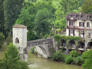 Sauveterre-de-Béarn - Befestigtes Tor und Brückenbogen der Brücke Légende über dem Sturzbach Oloron