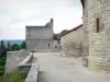 Sauveterre-de-Béarn - Muren aan de voet van de Saint-Andre met uitzicht op de toren van Monreal