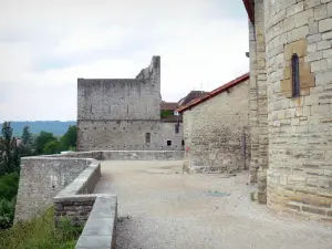 Sauveterre-de-Béarn - Befestigungsmauern am Fuss der Kirche Saint-André mit Blick auf den Turm Monréal