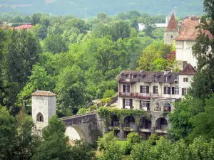 Sauveterre-de-Béarn - Fassaden der mittelalterlichen Stätte und befestigtes Tor der Brücke Légende, mit grüner Umwelt