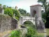 Sauveterre-de-Béarn - Guarda la porta fortificata e l'arco del ponte della Leggenda, il Gave d'Oloron e il campanile della Chiesa di S. Andrea in background