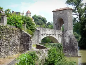 Sauveterre-de-Béarn - Blick auf das befestigte Tor und den Brückenbogen der Brücke Légende, den Sturzbach Oloron und den Glockenturm der Kirche Saint-André im Foto-Hintergrund