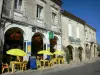 Sauveterre-de-Guyenne - Arcaden huizen en terras van het restaurant van het Place de la Republique