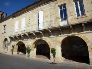 Sauveterre-de-Guyenne - Arcaded houses of the Place de la République square 