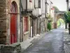 Sauveterre-de-Rouergue - Las fachadas de las casas y la calle amurallada conduce a la puerta de San Vital