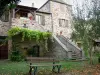 Sauveterre-de-Rouergue - Bench en el borde de una casa de piedra