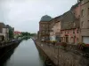 Saverne - Kanal von der Marne zum Rhein, Häuser und Teil vom Schloß Rohan