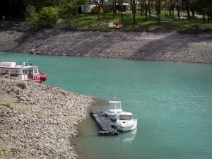 Savines-le-Lac - Barcos amarrados, el lago Serre-Ponçon y costas, en el Parque Nacional de Ecrins