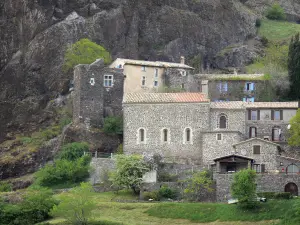 Sceautres - Saint-Étienne church, houses of the village and Sceautres neck (basaltic outcrop)