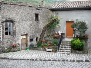 Sceautres - Flower-bedecked house of the village