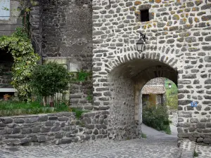 Sceautres - Fortified gate of the village