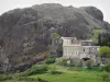 Sceautres - Église Saint-Étienne, maisons du village et neck de Sceautres (piton basaltique)