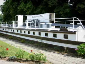 Scheepsvaarttunnel van Riqueval - Voormalig schuit behuizing van het museum slepen; over de gemeente Bellicourt