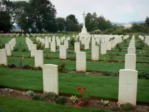 Schlacht der Somme - Weg der Erinnerung: Gräber des französisch-britischen Friedhofs von
Thiepval