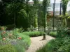 Schloß von Ainay-le-Vieil - Garten: Rosensträucher, Lavendel, Pflanzen und Gatter