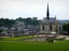 Schloß Amboise - Kapelle Saint Hubert, Stil Spätgotik, Rasen und Terrasse mit Blick auf die Dächer der Häuser der Stadt und die Kirche Saint-Denis