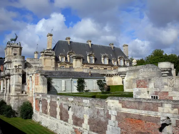 Schloß von Anet - Schloß und sein Eingangstor, Wolken im Himmel