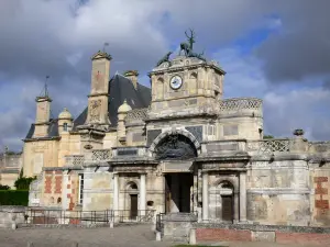 Schloß von Anet - Eingangstor des Schlosses, bewölkter Himmel