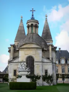 Schloß von Anet - Schlosskapelle und Statue von Diane von Poitiers