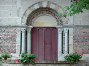 Schloß Aulteribe - Tür der Kapelle des Schlosses und Topfblumen; auf der Gemeinde Sermentizon