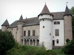 Schloß Aulteribe - Türme, Pechnasen und Fassade des mittelalterlichen Schlosses; auf der Gemeinde Sermentizon, im Regionalen Naturpark Livradois-Forez