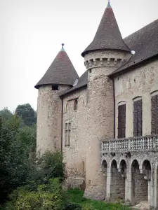 Schloß Aulteribe - Türme und Fassade des mittelalterlichen Schlosses; auf der Gemeinde Sermentizon