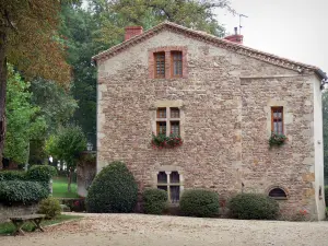 Schloß Aulteribe - Nebengebäude des Schlosses; auf der Gemeinde Sermentizon