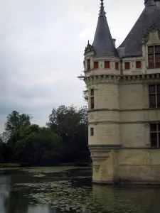 Schloß Azay-le-Rideau - Ecktürmchen des Renaissanceschlosses, Fluss (Indre) mit Seerosen und Bäume des Parks