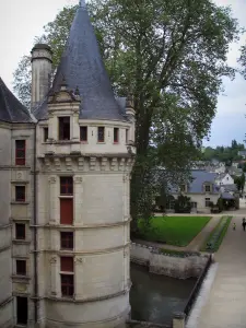 Schloß Azay-le-Rideau - Turm des Renaissanceschlosses, Baum und Häuser des Dorfes im Hintergrund