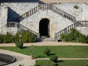 Schloß La Batisse - Schlossgarten und Treppen führend zum Schloß; in Chanonat