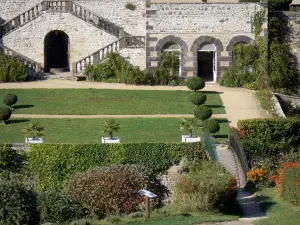 Schloß La Batisse - Schlossgarten: Rasen, Zierpflanzen, Treppen; in Chanonat