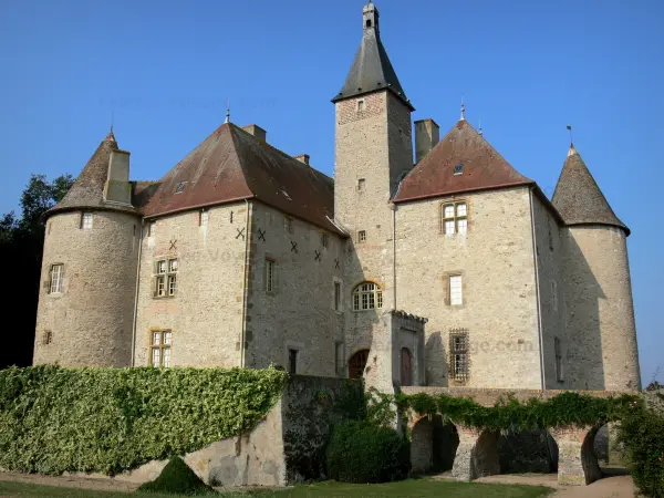 Schloss Beauvoir - Fassade des Schlosses und Brücke; auf der Gemeinde Saint-Pourçain-sur-Besbre, im Tal der Besbre