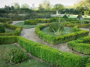 Schloss Beauvoir - Blumenbeete des Gartens französischer Art; auf der Gemeinde Saint-Pourçain-sur-Besbre, im Tal der Besbre