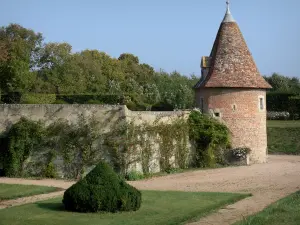 Schloss Beauvoir - Schlossgarten; auf der Gemeinde Saint-Pourçain-sur-Besbre, im Tal der Besbre