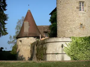 Schloss Beauvoir - Turm und Fassade des Schlosses; auf der Gemeinde Saint-Pourçain-sur-Besbre, im Tal der Besbre