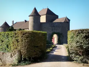 Schloß von Berzé-le-Châtel - Mittelalterliche Festung und ihr Garten; im Mâconnais