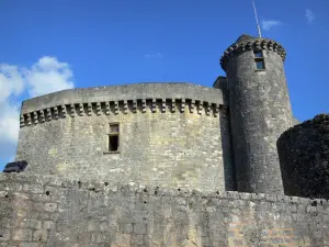 Schloss von Bonaguil - Bergfried der Festung (Burg)