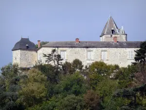 Schloss von Brassac - Blick auf die Festung umgeben von Grün