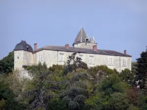 Schloss von Brassac - Blick auf die Festung umgeben von Grün