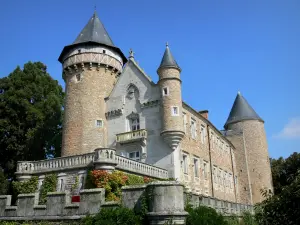Schloss von Busset - Türme und Hauptgebäude des Schlosses