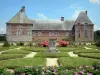 Schloss von Carrouges - Beete des Schlossgartens und Schlossfassade; im Regionalen Naturpark Normandie-Maine