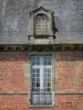 Schloss von Carrouges - Teil des Schlosses: Fenster, Dachluke, Fassade aus Backstein und Stein, und Schieferdach