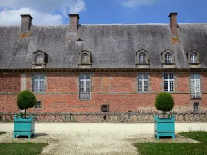 Schloss von Carrouges - Schlossfassade und Kübelpflanzen