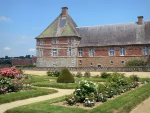 Schloss von Carrouges - Blühende Beete (blühende Rosenstöcke, Rosen) des Gartens und Schlossfassade