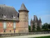 Schloss von Carrouges - Fassade des Schlosses und Eingangs Schlösschen