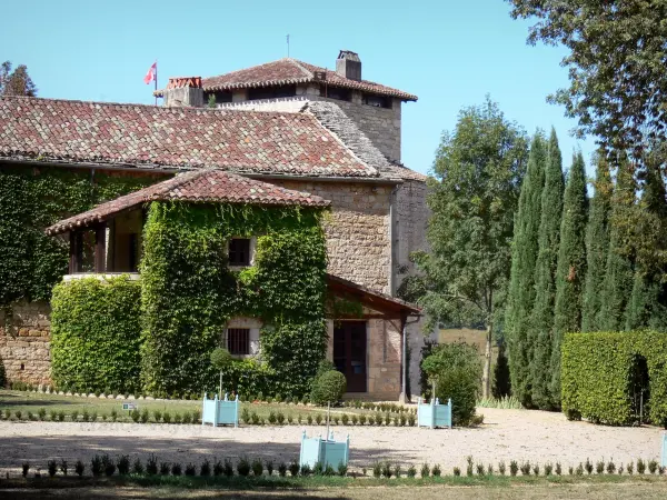 Schloss von Cas - Schloss mit seinen Schloss-Nebengebäuden und seinem Garten